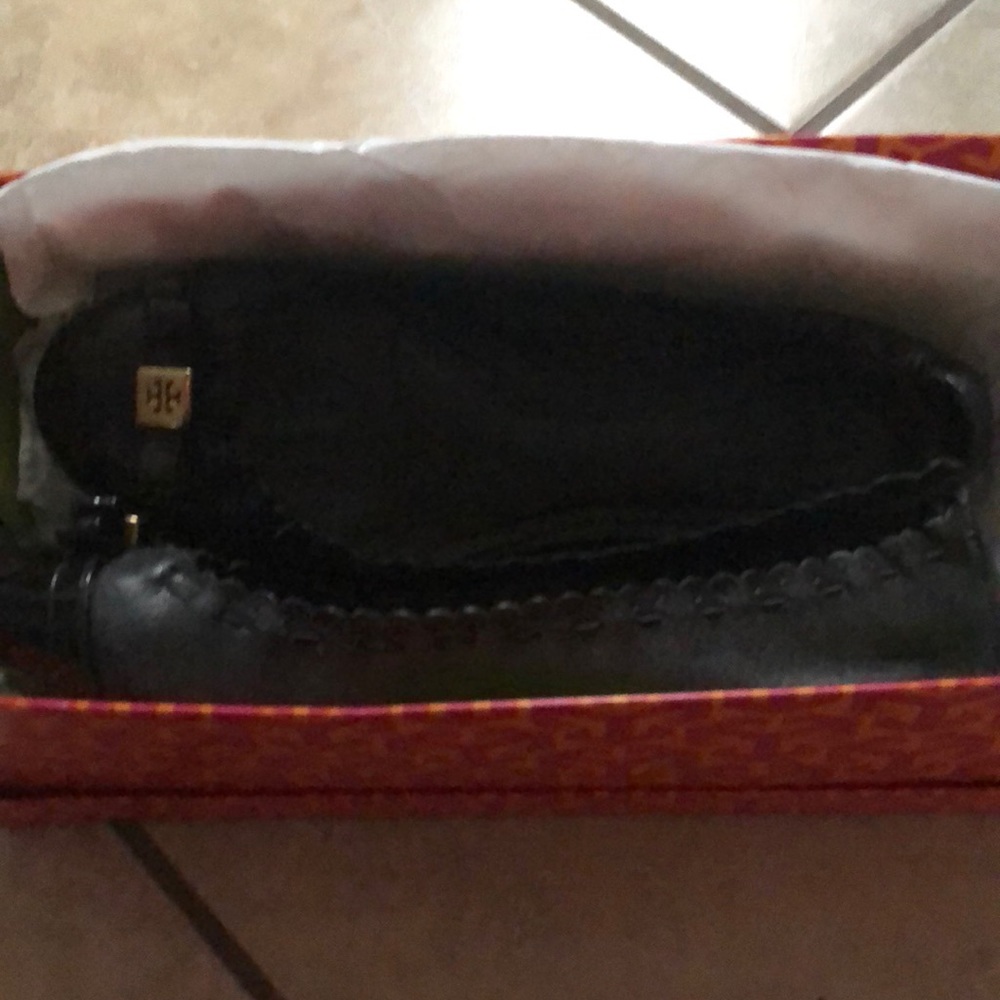 Tory Burch flat black color with gold emblem - Picture 2 of 8